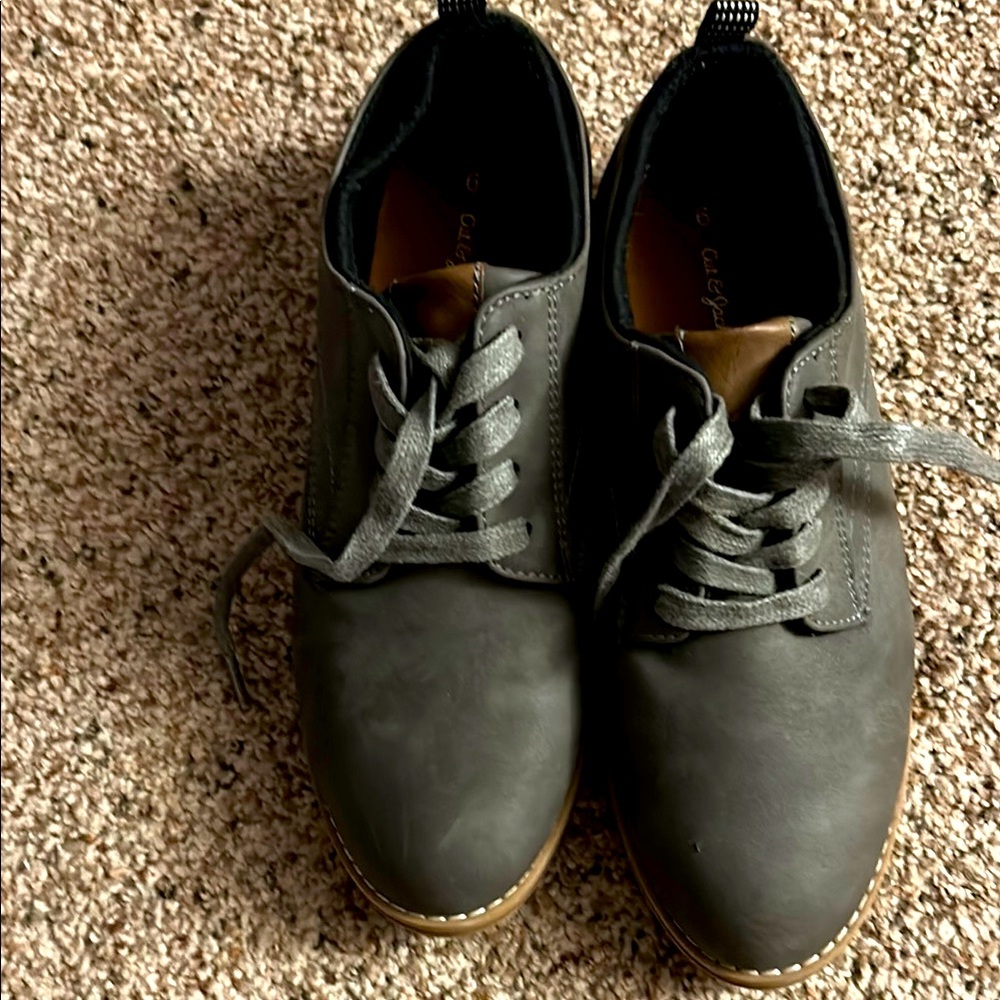 Cat and Jack cute golf shoes. Never worn and pet free home.